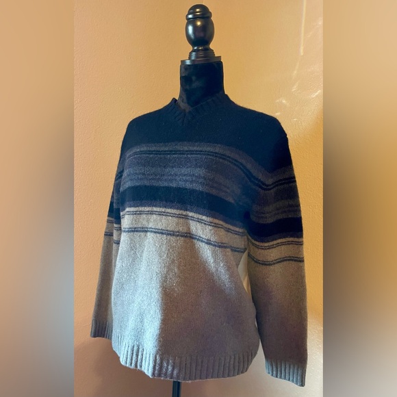 Banana Republic Women’s Sweater Size Medium - Picture 3 of 5